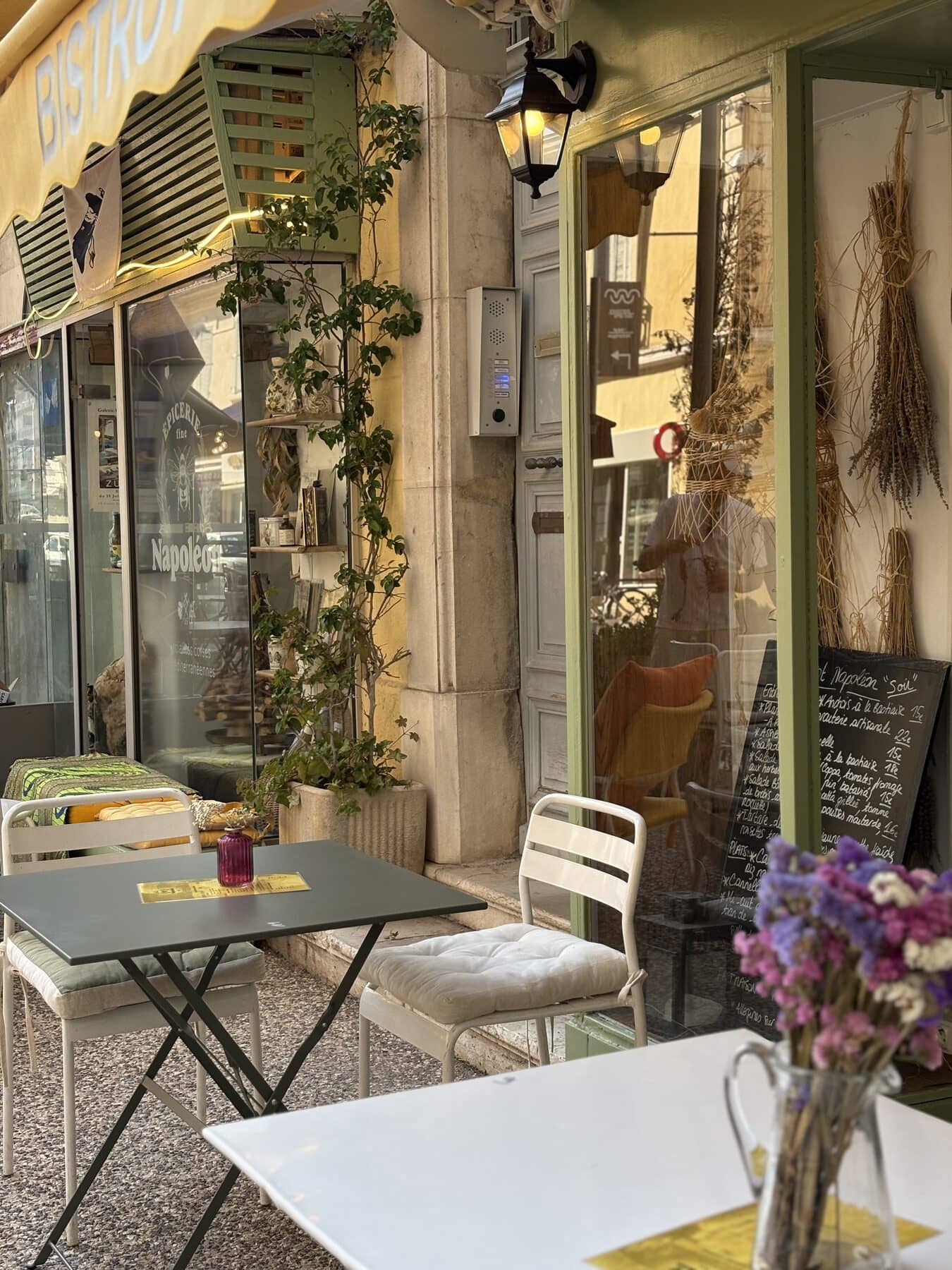 Publication Instagram : la terrasse et ses tables bistrot, avenue des Îles d’Or.