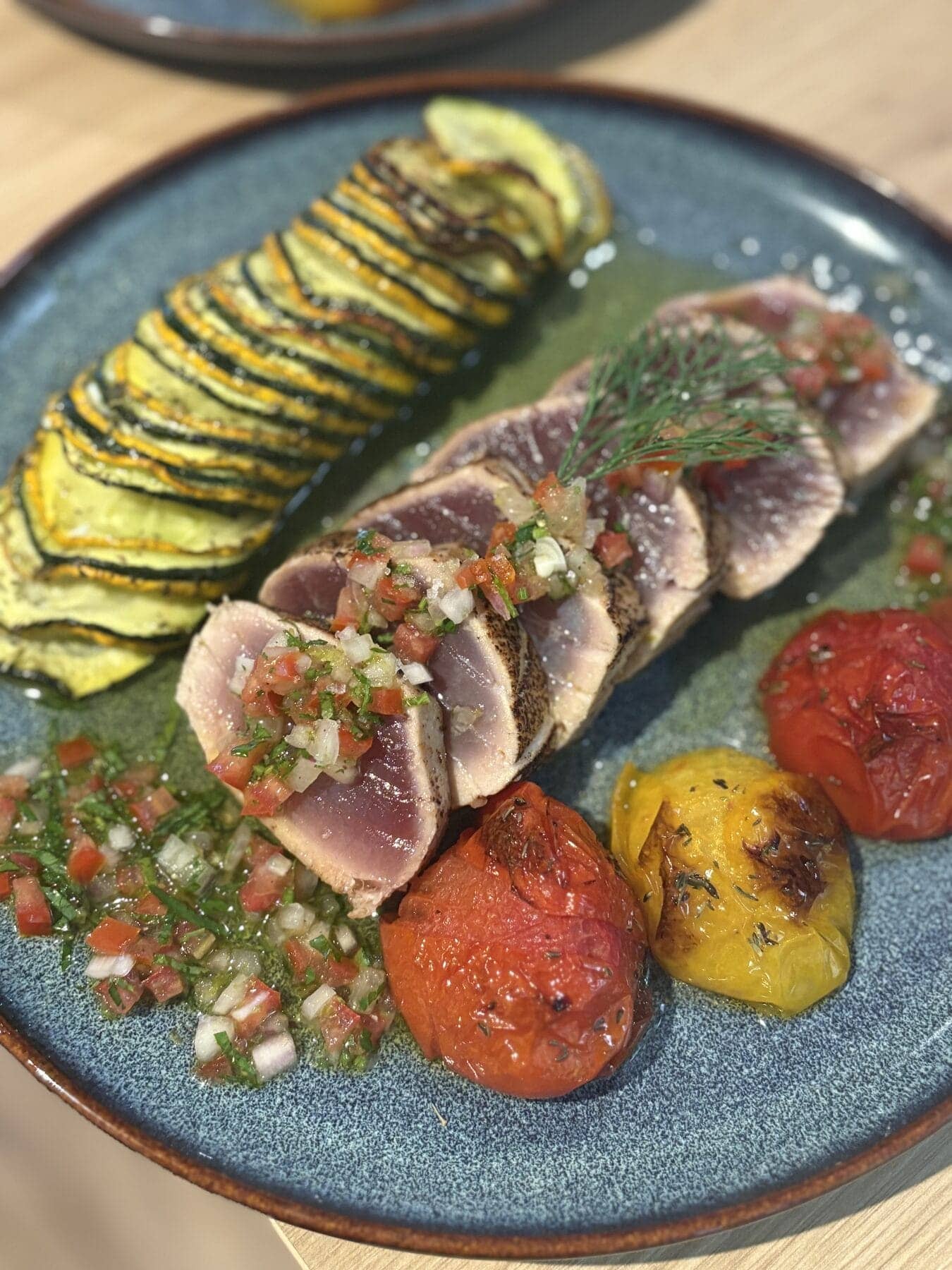 Mi-cuit de thon à la flamme dressé sur assiette bleue avec courgettes grillées, plat maison du Bistrot Napoléon à Hyères.