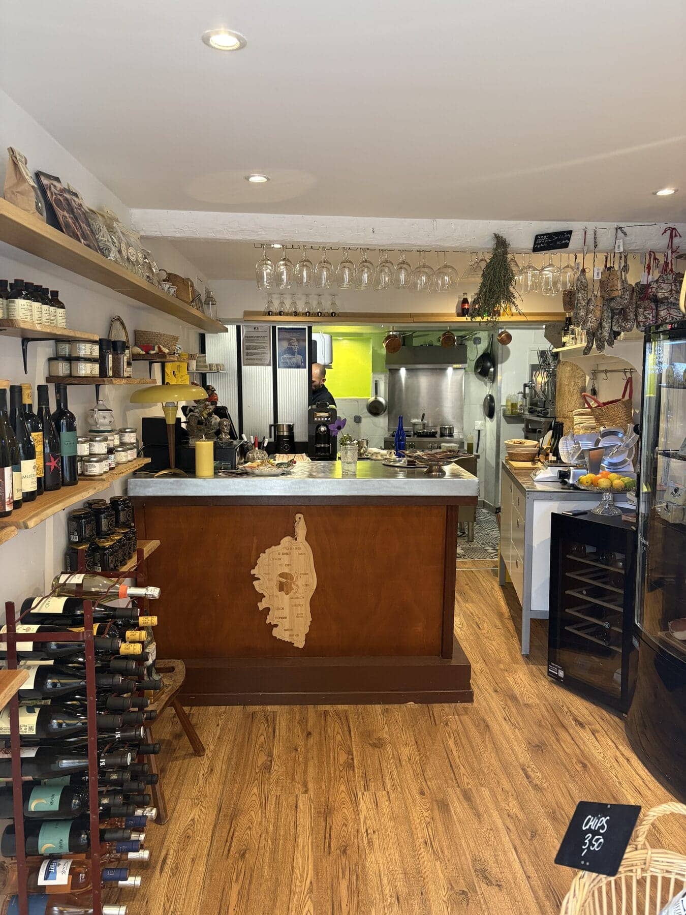 Comptoir d’une épicerie-cave à vins corse à Hyères, avec sa carte de l’île, où choisir la couleur de son vin.