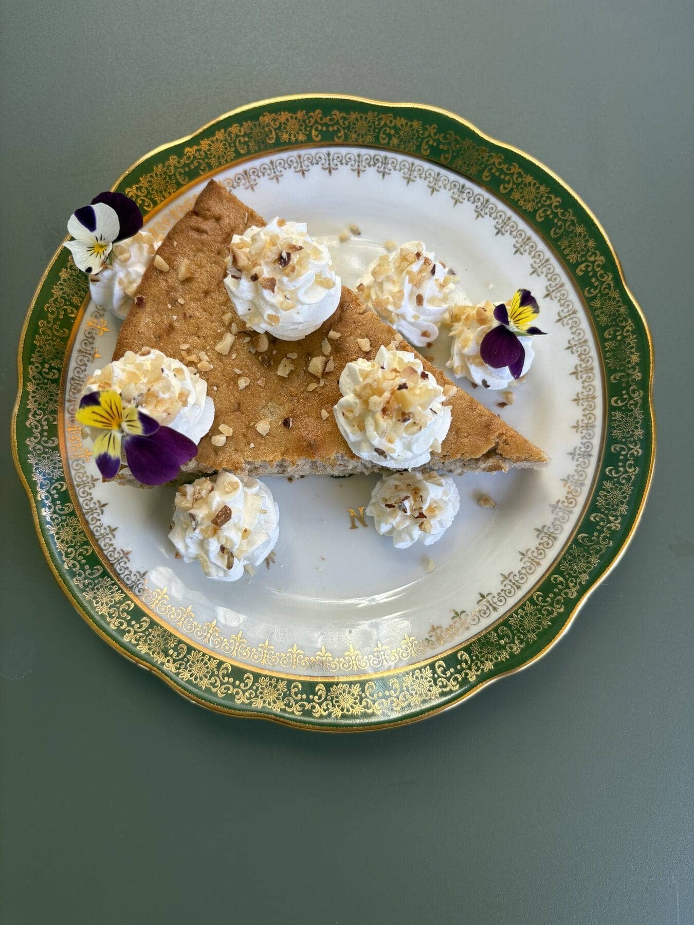 Part de dessert corse nappée de chantilly et de noix, dans l’esprit d’un brocciu servi en version sucrée.