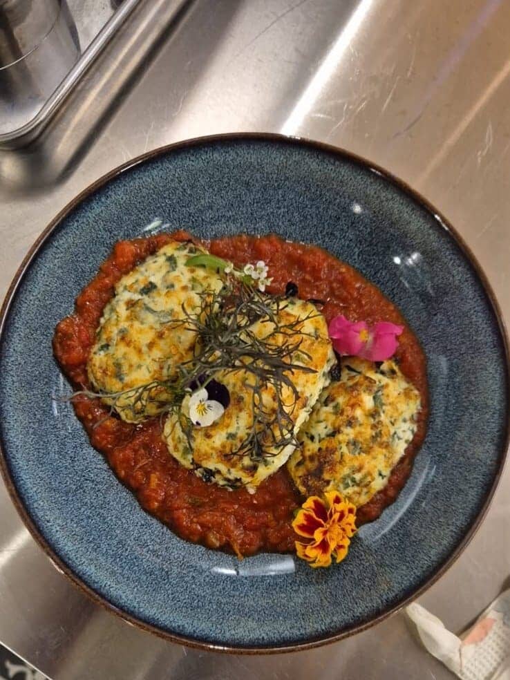 Storzapretti : quenelles de brocciu et de blette gratinées à la tomme de brebis, sur une sauce tomate aux herbes du maquis.