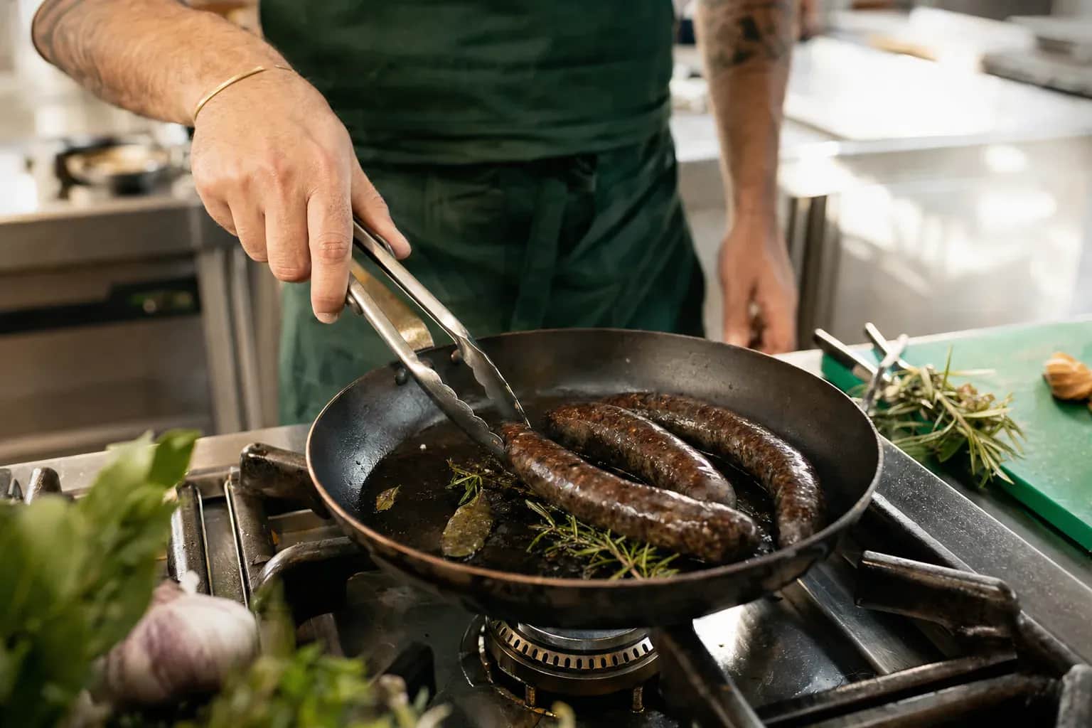 Illustration de figatelli grillé, tranché pour être servi chaud à l’apéritif.