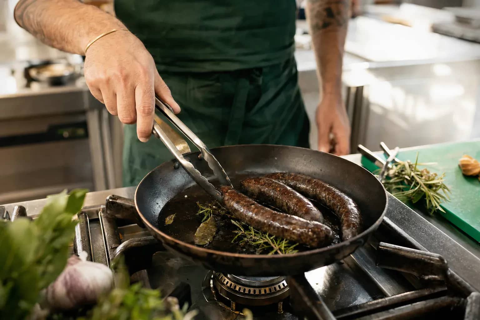 Illustration éditoriale : comment cuisiner le figatelli, saucisse corse au foie de porc grillée sur la braise.