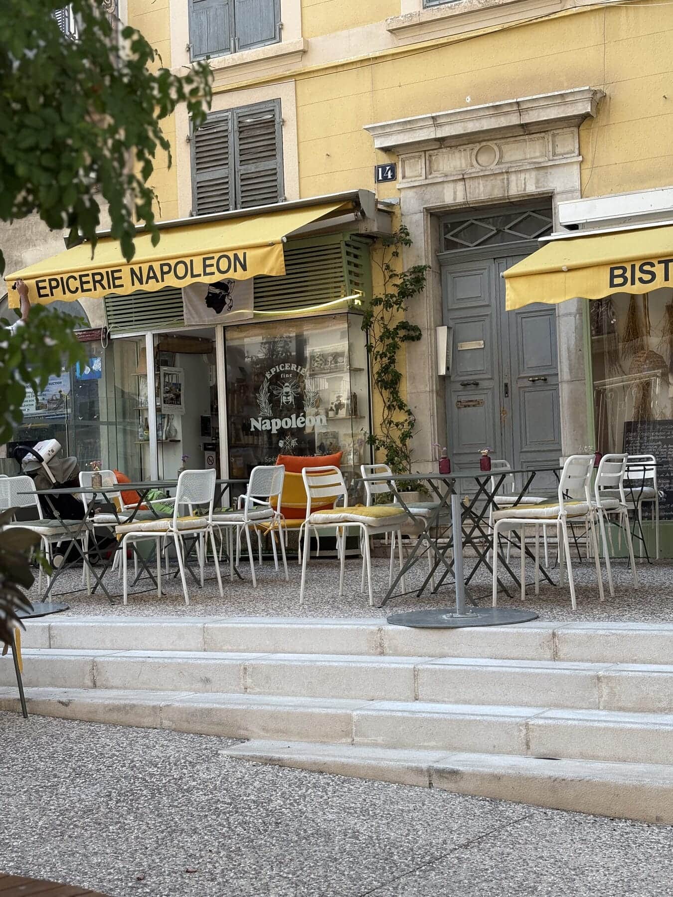 Terrasse ensoleillée de l’épicerie du Bistrot Napoléon à Hyères, l’endroit rêvé pour un café et quelques canistrelli.
