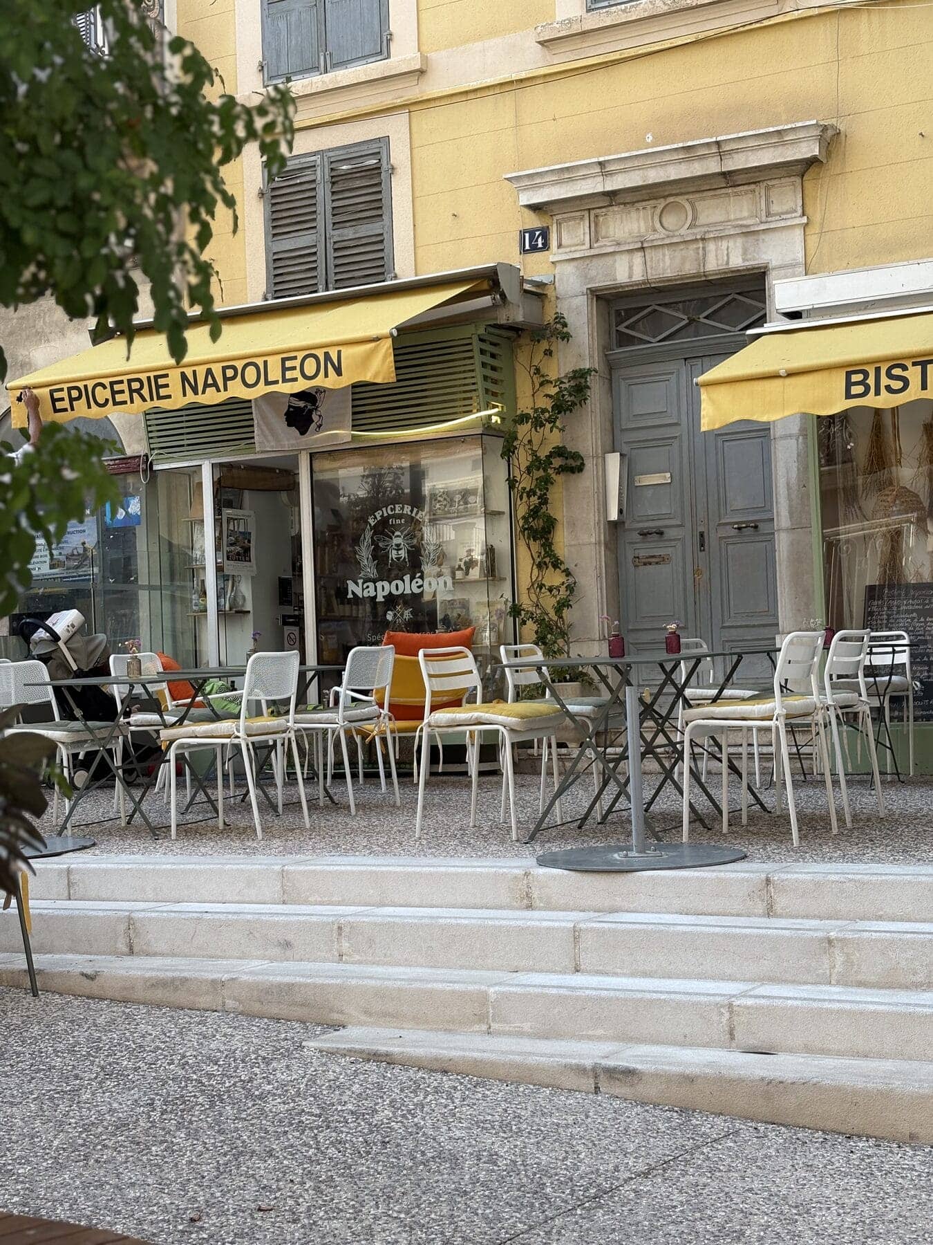 Devanture de l’épicerie fine corse du Bistrot Napoléon, où l’on conseille sur la conservation des pièces.