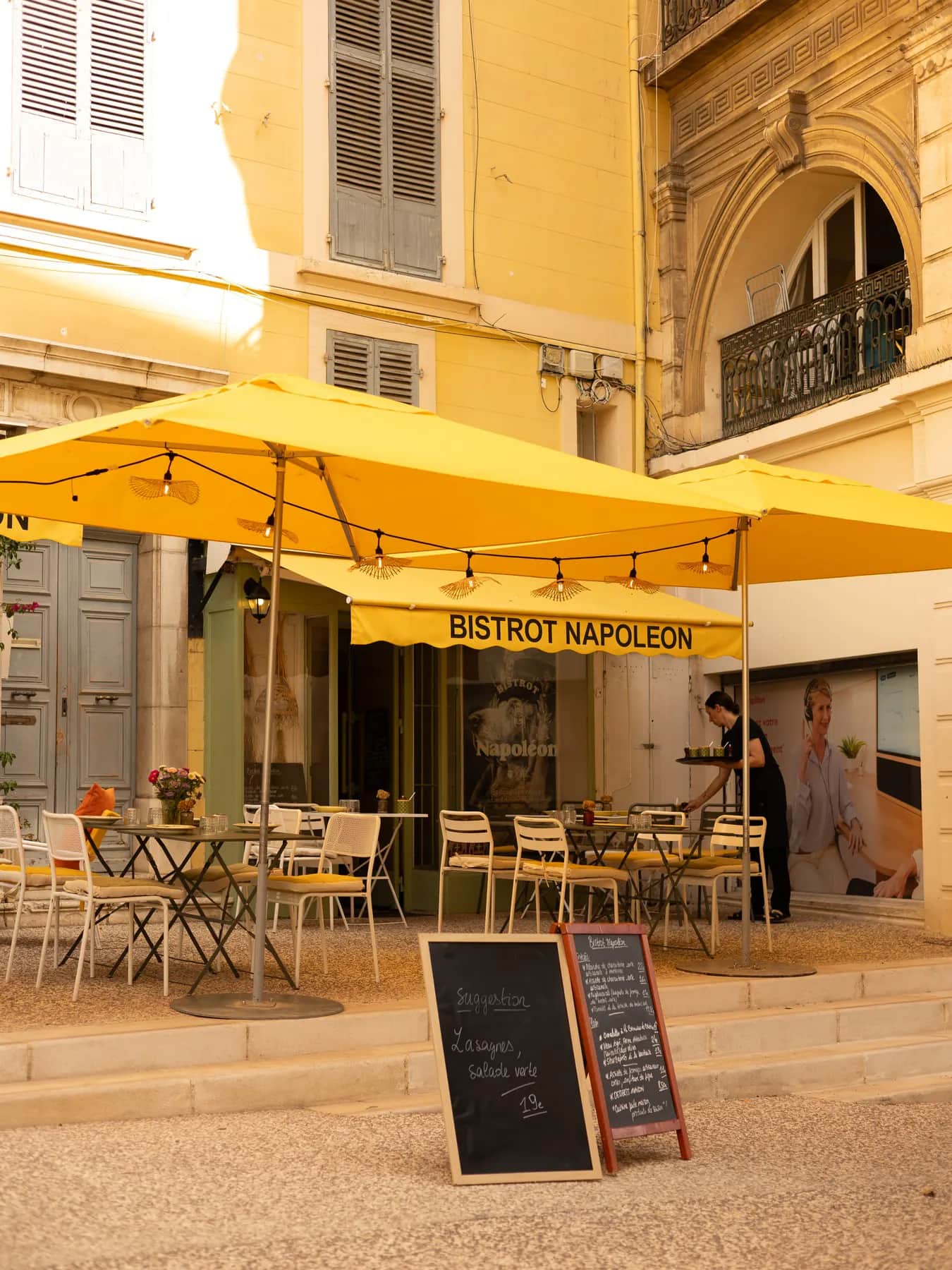Devanture de l’épicerie fine corse du Bistrot Napoléon, où l’on conseille sur la conservation des pièces.